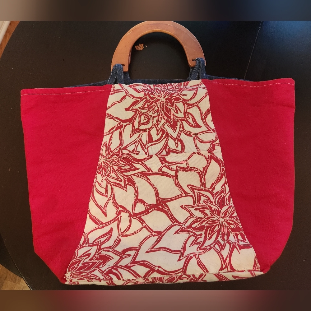 Red Beach bag with wooden handle